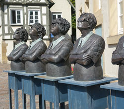 Kunstwerk mit Frauenstatuen, die gen Himmel blicken | © Neckar-Zaber-Tourismus e.V.