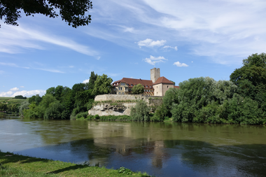 Blick über den Neckar auf die Rathausburg in Lauffen | © Neckar-Zaber-Tourismus e.V.