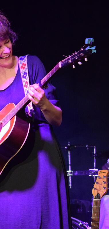 Frau mit einer Gitarre, die auf der Bühne musiziert | © Neckar-Zaber-Tourismus | Claudia Fy