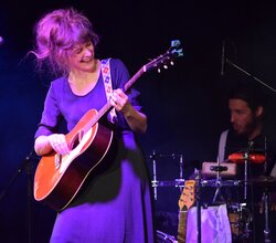 Frau mit einer Gitarre, die auf der Bühne musiziert | © Neckar-Zaber-Tourismus | Claudia Fy