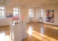 Heller Ausstellungsraum im Kommandantenhaus Neckargemünd mit Skulpturen auf weißen Podesten und zwei großformatigen Gemälden an den Wänden im Rahmen der Ausstellung "800 Jahre Dilsberg".
